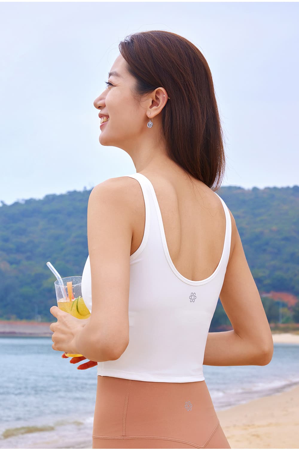ボタン付き胸元すっきりブラトップ